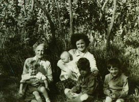 Amelia Ruscoe (née Crossley) and Katharine Mary Kent (née Ruscoe) with Jonathan, Simon, Helen and Paul Kent